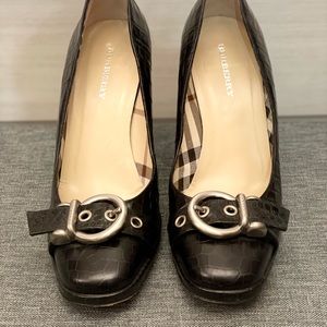 Burberry buckle front, black leather pumps. Size 37